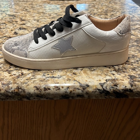 Fashion Sneakers - Picture 3 of 3